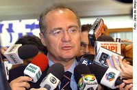 Renan considera "um exagero" a perda de mandato por quem trocou de partido