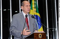 Anibal Diniz lê artigo sobre importância do PT no cenário político brasileiro