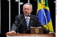 Benedito de Lira pede solução para problemas financeiros de estados e municípios