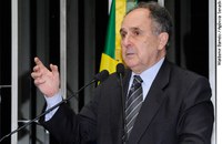 Cristovam critica falta de solidez na política econômica brasileira