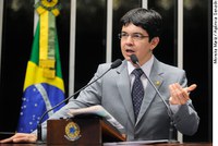 Randolfe Rodrigues condena aumento da taxa de juros 