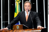 Alvaro Dias critica política de concessão de crédito a países não democráticos