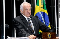 Pedro Simon aponta incompetência do governo em casos de corrupção
