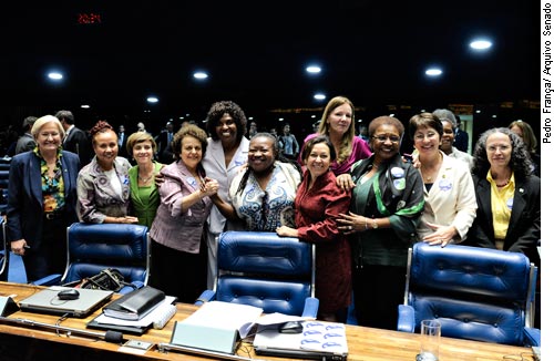 Trabalhadoras domésticas comemoram com senadoras e deputadas a aprovação da PEC (Pedro França/ArqSenado)