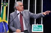 Ronaldo Caiado condena decreto que cria o Cadastro Nacional de Especialistas na área médica