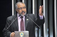Paulo Paim critica emenda à MP 680, por anular direitos trabalhistas