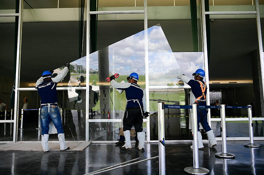 Funcionários realizam troca de vidros no Salão Negro.