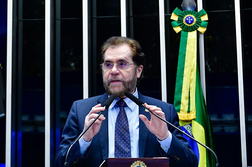 À tribuna, em discurso, senador Plínio Valério (PSDB-AM).  