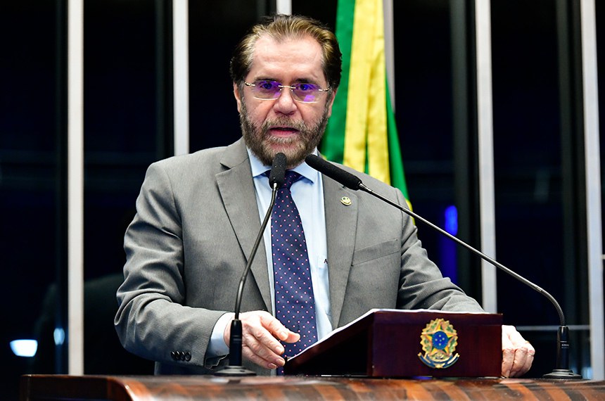 À tribuna, em discurso, senador Plínio Valério (PSDB-AM). 