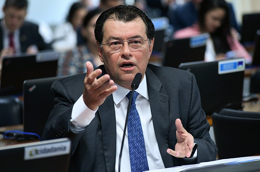 Em pronunciamento, à bancada, senador Eduardo Braga (MDB-AM).