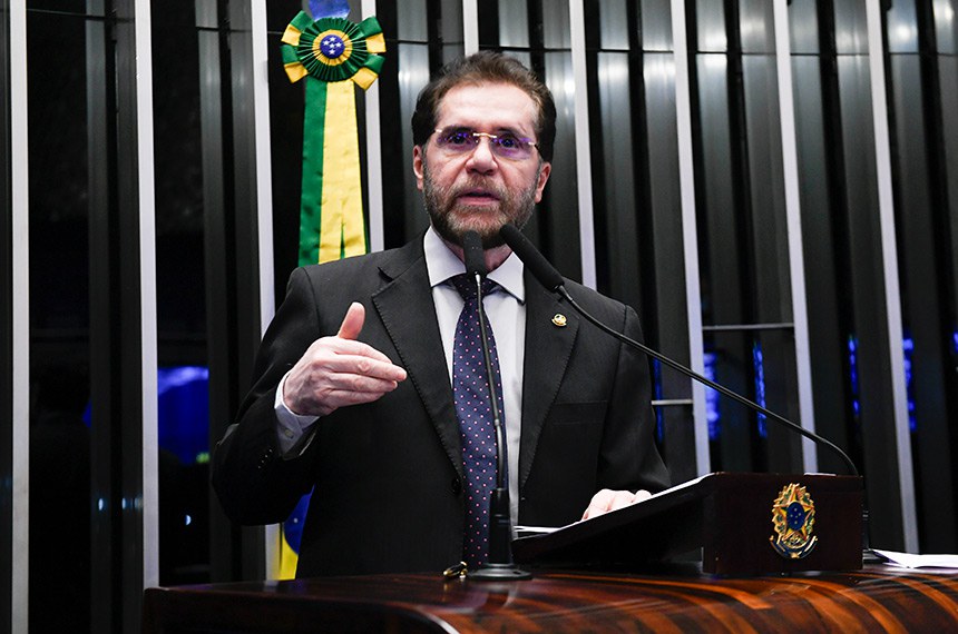 Em discurso, à tribuna, senador Plínio Valério (PSDB-AM).