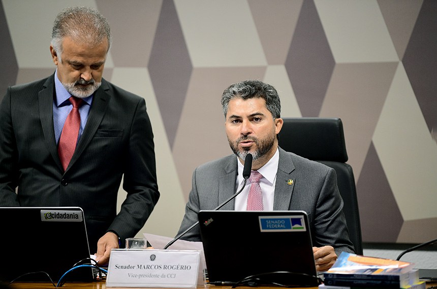 À mesa, vice-presidente da CCJ, senador Marcos Rogério (PL-RO), conduz reunião.