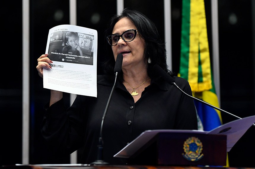À tribuna, senadora Damares Alves (Republicanos-DF) exibe reportagem sobre o caso Vanessa Maia: menina do Marajó que foi torturada, estuprada e empalada. 