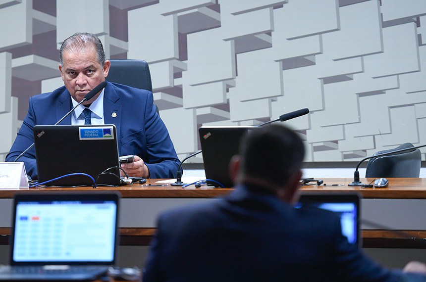 À mesa, presidente da CCDD, senador Eduardo Gomes (PL-TO), conduz reunião.