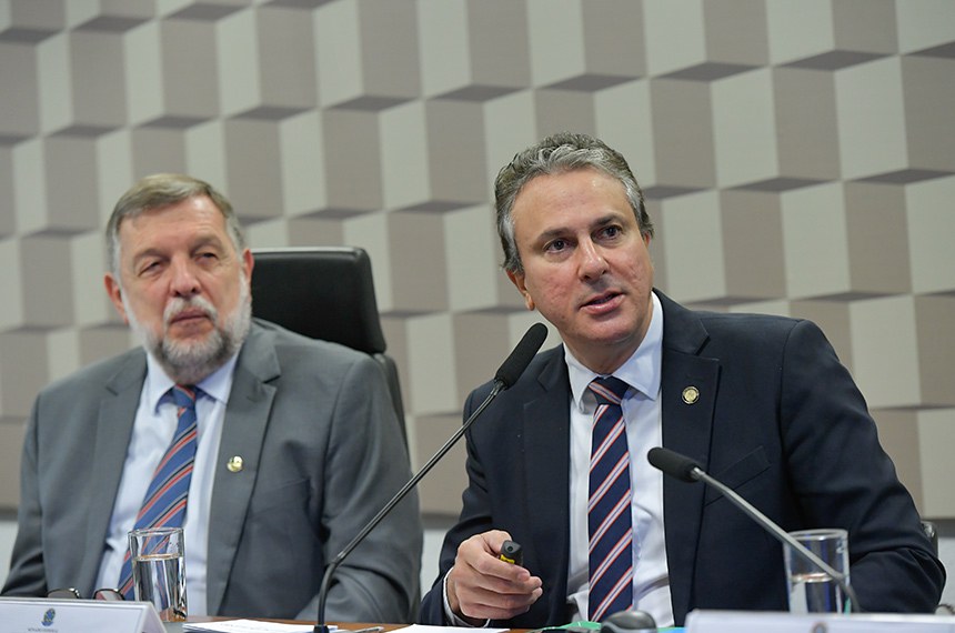 Mesa: 
presidente da CE, senador Flávio Arns (PSB-PR), conduiz audiência; 
ministro de Estado da Educação, Camilo Sobreira de Santana.