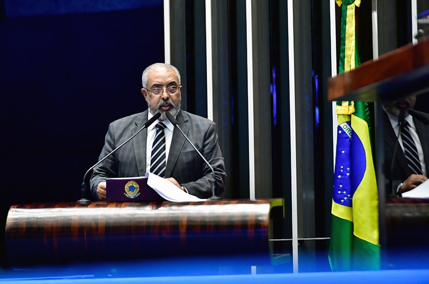 À tribuna, em discurso, senador Paulo Paim (PT-RS).