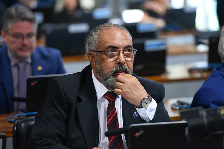 À bancada, senador Paulo Paim (PT-RS).