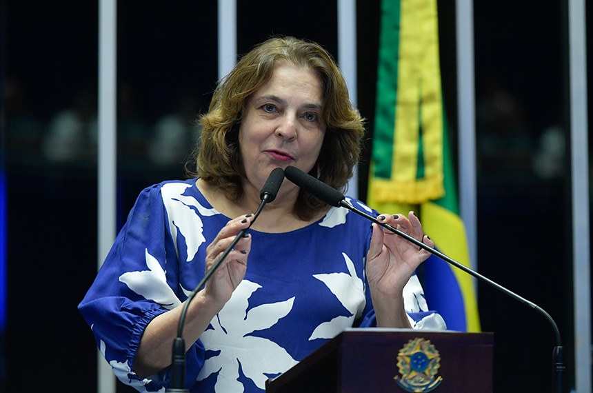 À tribuna, em discurso, reitora da Universidade de Brasília (UnB), Márcia Abrahão Moura.