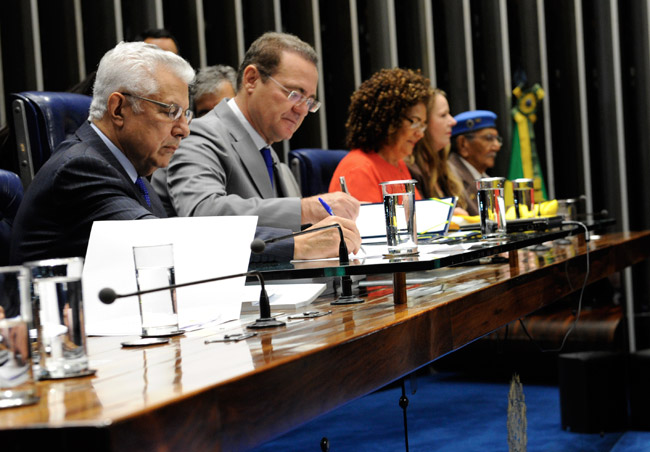 Presidente do Senado, Renan Calheiros (PMDB-AL), promulga em sessão solene mudança na Constituição para permitir idenização aos Soldados da Borracha. Foto: Jane Araújo
