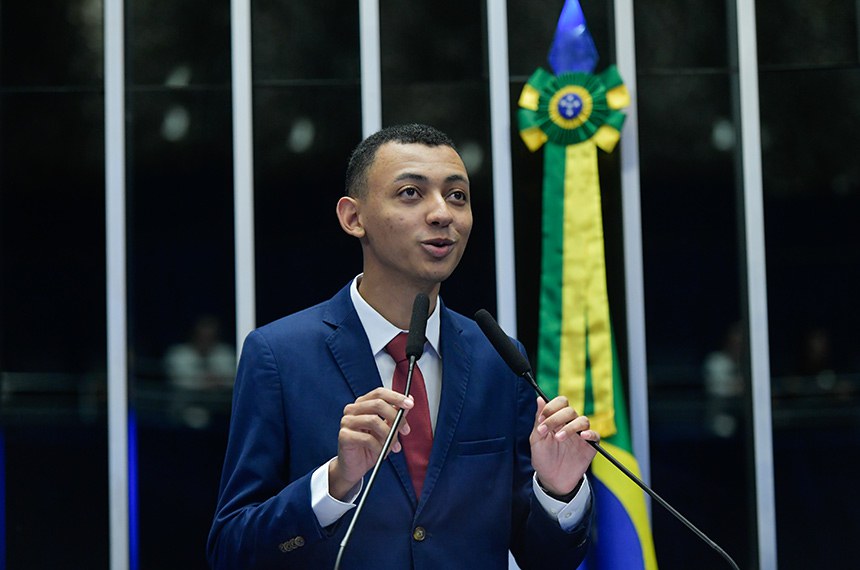 Em discurso, à tribuna, representante da juventude de Brasília e vencedor do Prêmio Descarbonário na categoria Personalidade Climática, Marcos Vinícios Botelho da Silva.