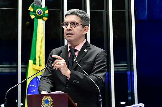 À tribuna, em discurso, líder do governo no Congresso Nacional, senador Randolfe Rodrigues (sem partido-AP).