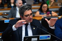 Em pronunciamento, à bancada, senador Carlos Portinho (PL-RJ).